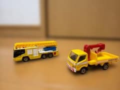 トミカ はしご車 道路維持作業車 2台セットのサムネイル