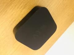 Apple TV 本体と純正ケーブルと純正リモコンのサムネイル