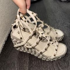VALENTINO ロックスタッズ カーフスキン　ウェッジサンダルのサムネイル