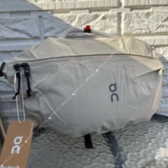 On Sling Pack 9L ベージュボディバッグ - メルカリ