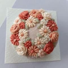 ハンドメイド　5.0cm×5.0cm手刺繍ブローチのサムネイル