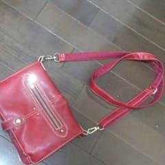 落ち着いた赤の小さめバッグのサムネイル