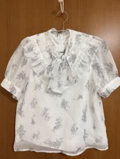 evelyn 花柄レースフリルブラウス 半袖 新品タグ付きのサムネイル