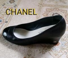 CHANEL36の履きやすい高さのパンプス。ゴールドのロゴが入ってお洒落です。のサムネイル