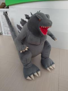 大きなゴジラのぬいぐるみのサムネイル