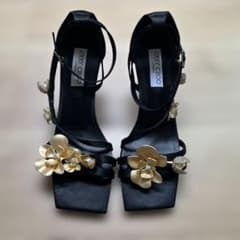 JIMMY CHOO フラワービジュー サンダル ブラックのサムネイル