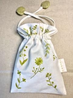 手刺繍の花柄ポーチのサムネイル