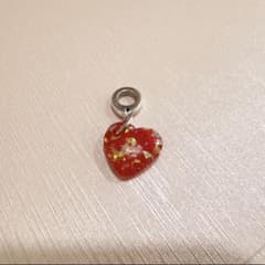 【残りわずか】Opalescent Red Heart Dangle Charmのサムネイル