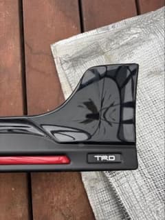 カローラスポーツTRD サイドスカート ブラック レッドライン　片方のみ(左側） カローラスポーツTRD サイドスカート ブラック レッドライン 片方のみ