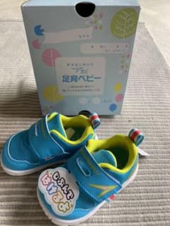瞬足　足育ベビー　じぶんではけるよのサムネイル
