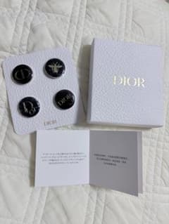 値下げ中　新品未使用DIOR ノベルティピンバッジ 4種セットのサムネイル