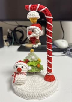 ハンドメイドクリスマス飾り サンタ＆雪だるま 街灯付き マグネットで浮かぶサンタのサムネイル