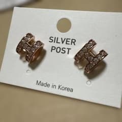 Hモチーフ ラインストーン ピアス ピンクゴールドカラーのサムネイル