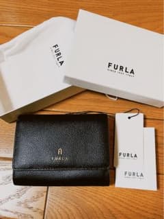 【ほぼ新品】FURLA フルラ　二つ折り財布　カメリアのサムネイル
