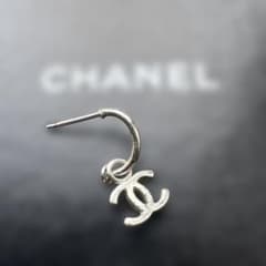CHANEL CCロゴ ピアス(片耳用)片方破損　両方キャッチ無し CHANEL CCロゴ ピアス(片耳用)片方破損 両方キャッチ無し - メルカリ