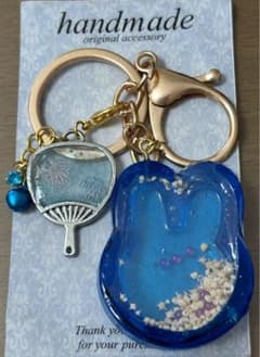 シェイカー うさぎとうちわ花火のレジンキーホルダーのサムネイル