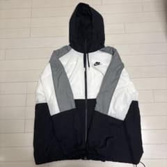 NIKE ナイロンジャケット　ウィンドブレーカー白黒ロゴ刺繍のサムネイル