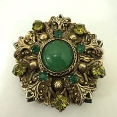 【レア】ヴィンテージ コスチュームジュエリー 緑カボション 透かし金細工ブローチ レア】ヴィンテージ コスチュームジュエリー 緑カボション 透かし金