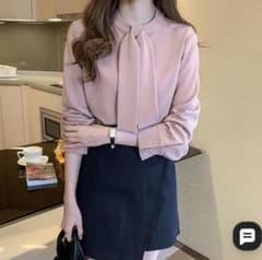 【新品・未使用タグ付き】バックファスナーリボンネックブラウスのサムネイル