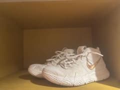 Nike Kyrie 4のサムネイル