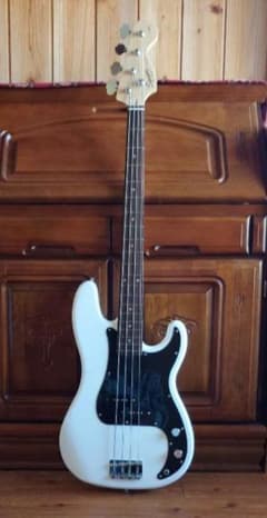 Squier Precision Bass 本体 ソフトケース ストラップ付 Squier Precision Bass 本体 ソフトケース ストラップ付 - メルカリ