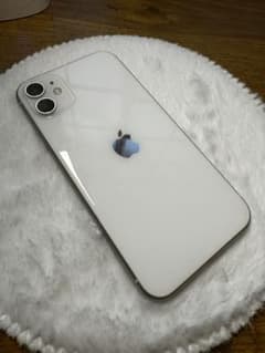 美品　iPhone 11 ホワイト 256 GB SIMフリーのサムネイル