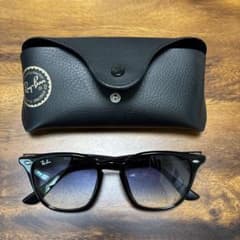 Ray-Ban RB 4258-F ブラックサングラスのサムネイル