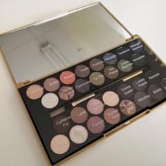 未使用!　MAKEUP REVOLUTION アイシャドウパレットのサムネイル