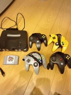 NINTENDO64 本体とコントローラー4つセットのサムネイル