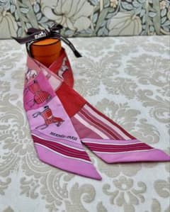 エルメス ツイリー 人気柄 馬柄 ピンク系 レッド系 HERMES 美品 エルメス ツイリー 人気柄 馬柄 ピンク系 レッド系 HERMES 美品 - メルカリ