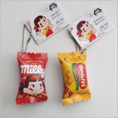 【匿名配送】ペコちゃんのお菓子シリーズ　パッケージのキーホルダー［２点］