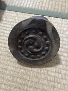 古瓦 三つ巴紋 軒丸瓦 直径約14cm 和瓦 骨董品 古民具 - メルカリ