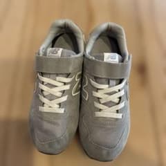 21.5㎝ New Balance キッズ スニーカー グレーのサムネイル