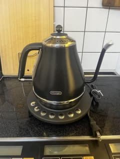 DeLonghi 電気ケトル 本体 ブラック - メルカリ