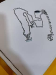 美品~銀色のクリスタルネックレスのサムネイル
