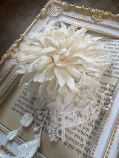 ホワイトダリアレース付きコサージュ