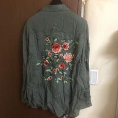 新品タグ付き　アメリカンイーグル　花柄ミリタリーシャツ　カーキのサムネイル