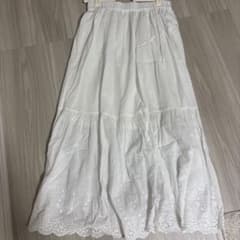 Discoat ホワイト フレアスカート 刺繍入りのサムネイル