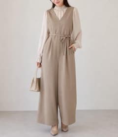 ​新品タグ付✨コヒナ Vネックイージーオールインワン【SHORT】ベージュ 美品 新品タグ付✨コヒナ Vネックイージーオールインワン【SHORT】ベージュ