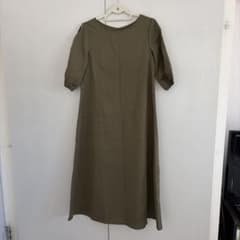 カーキ色 肩あきデザイン ロングワンピース 半袖　新品未使用のサムネイル