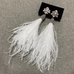 フェザーピアス　白　結婚式のサムネイル