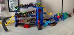 【セール‼️Monsterjamガレージ＋Megalodonwashまとめ売り）のサムネイル