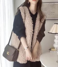 ベージュ ファー ノースリーブベスト　Mサイズのサムネイル