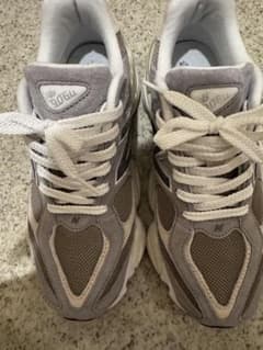 New Balance 9060 グレー スニーカーのサムネイル