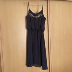 刺繍入りノースリーブひざ下丈ワンピースのサムネイル