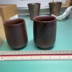 Bizen ware, made by Toseien, set of 2 ceramic teacups with a red sash pattern.