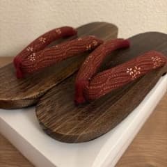 伝統的な茶色の下駄 赤色花柄鼻緒のサムネイル