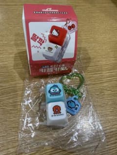 サンリオキャラクターズ　韓国限定　LEDキーリング　キーキャップキーリングのサムネイル