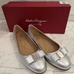 Salvatore Ferragamo ヴァラ リボン シルバー サイズ8 Salvatore Ferragamo ヴァラ リボン シルバー サイズ8 - メルカリ