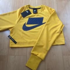 NIKE クロップド丈トップス　トレーナーのサムネイル